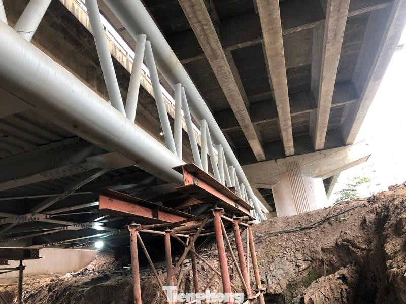 Do không gian không có, phía trên bị khống chế bởi dầm cầu cạn Vành đai 3 không thể dùng cầu lớn, đơn vị thi công phải dựng các trụ tạm sắt làm băng chuyền để di chuyển các vòm, sàn cầu lắp sẵn bên ngoài vào vị trí dự án.