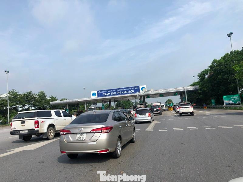 Để tạo thuận lợi trong việc đi lại, giảm ùn tắc và tạo minh bạch trong thu phí đường bộ, từ 31/12/2018 Chính phủ yêu cầu tất cả các trạm BOT trên Quốc lộ 1, cao tốc phải triển khai thu phí điện tử không dừng (ETC). Tuy nhiên đến nay, mốc 31/12/2018 đã qua hơn 3 năm nhưng cao tốc Nội Bài - Lào Cai vẫn chưa áp dụng thu phí ETC.