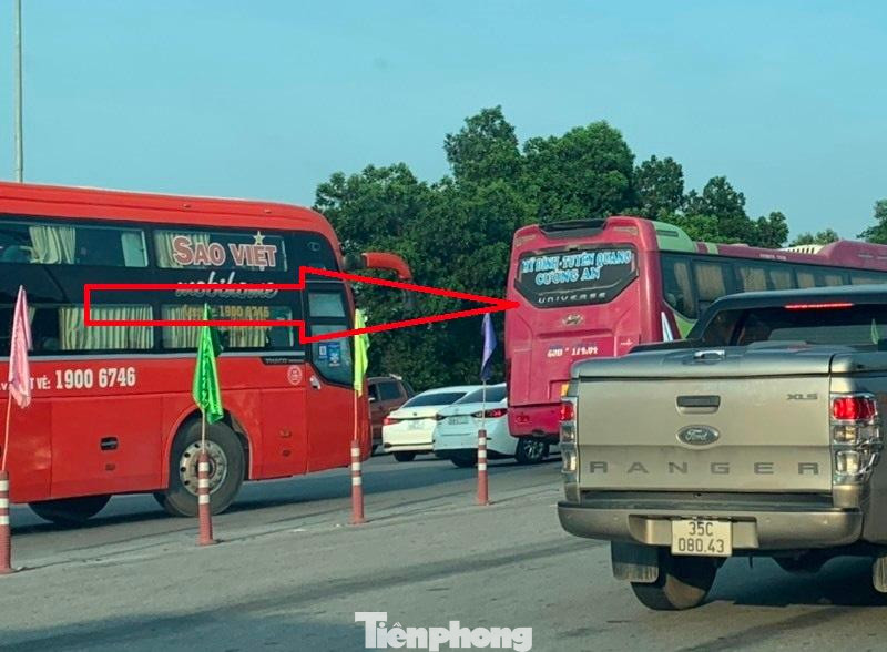 Trước tình trạng ùn ứ kéo dài, để giảm lượng xe tập trung đông và không phải xả trạm, nhân viên quản lý thu phí đã cho xe chạy cả vào làn ngược chiều phía làn đường đối diện (mũi tên đỏ), sau đó thu tiền mặt.