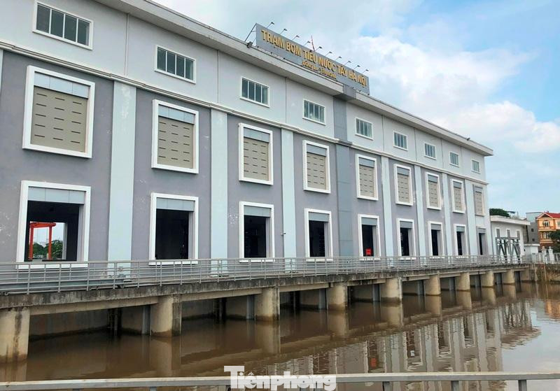 Tuy nhiên có mặt tại trạm bơm Yên Nghĩa trong chiều 25/5 PV Tiền Phong chứng kiến, trong khi đường gom Đại lộ Thăng Long, hầm chui và một số khu vực dân cư tại huyện Hoài Đức đang ngập nặng do nước sông Nhuệ dâng cao, nhưng trạm bơm Yên Nghĩa vẫn nằm bất động, không hoạt động.