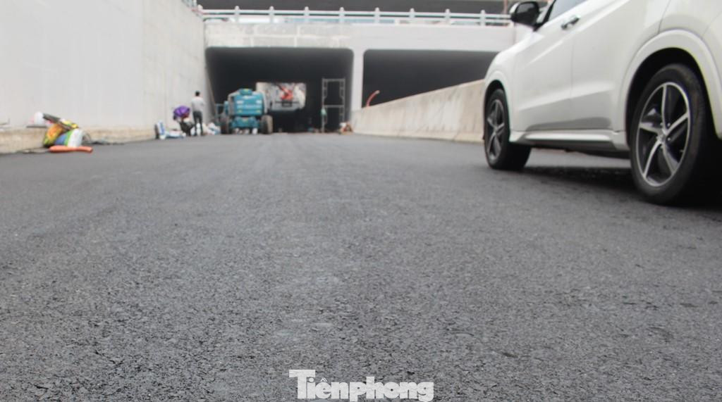 Đặc biệt, tranh thủ những ngày Hà Nội không mưa vừa qua, các nhà thầu đã thảm toàn bộ lớp bê tông nhựa tạo nháp cuối cùng để đảm bảo cho việc thông xe, phương tiện qua lại êm thuận vào dịp 10/10 (Ngày Giải phóng Thủ đô) tới. Đặc biệt, tranh thủ những ngày Hà Nội không mưa vừa qua, các nhà thầu đã thảm toàn bộ lớp bê tông nhựa tạo nháp cuối cùng để đảm bảo cho việc thông xe, phương tiện qua lại êm thuận vào dịp 10/10 (Ngày Giải phóng Thủ đô) tới.