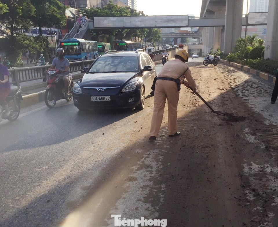 CSGT xử lý "sự cố" khi cơ quan có chức năng về thu dọn phế thải chưa đến.