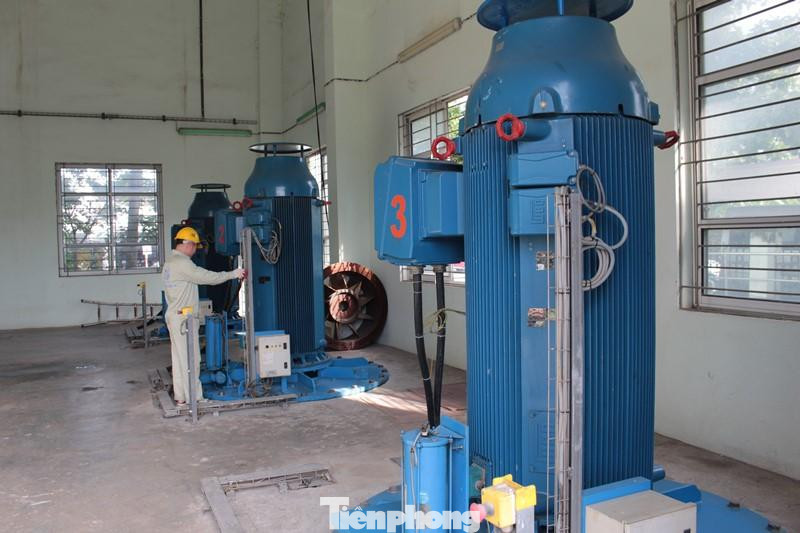 Tại trạm Bơm Đồng Bông 2 (xã Trung Văn, quận Bắc Từ Liêm) thống 3 máy bơm vừa được đầu tư đều được đặt chìm. Hệ thống bơm chỉ để lộ thiên bộ phận mo-tơ máy, giúp công tác vận hành, bảo dưỡng thuận lợi. Trong 2 trận mưa vừa qua, trạm bơm cũng hoạt động hết công suất để bơm nước mưa từ khu vực Nam Từ Liêm, Thanh Xuân... ra sông Nhuệ.