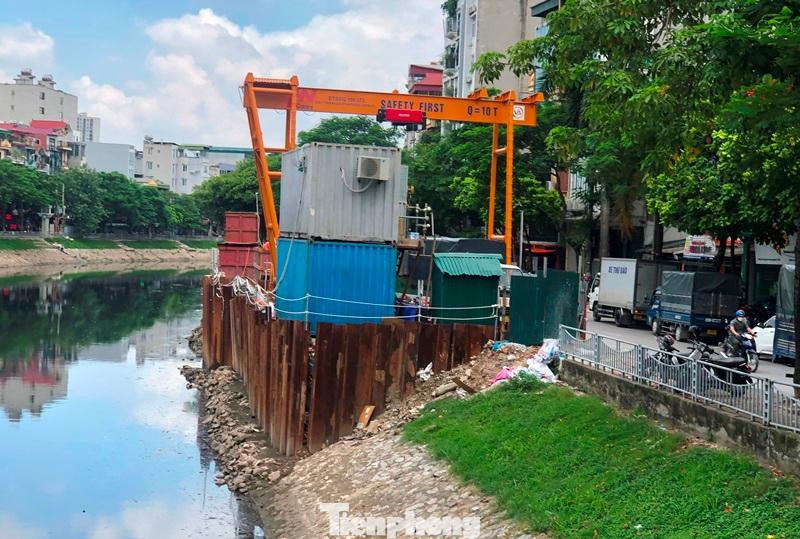 Hiện phố Vũ Tông Phan đoạn từ Ngã Tư Sở đi cầu Dậu đang có hàng chục công trường thi công giếng ngầm dự án Hệ thống xử lý nước thải Yên Xá.