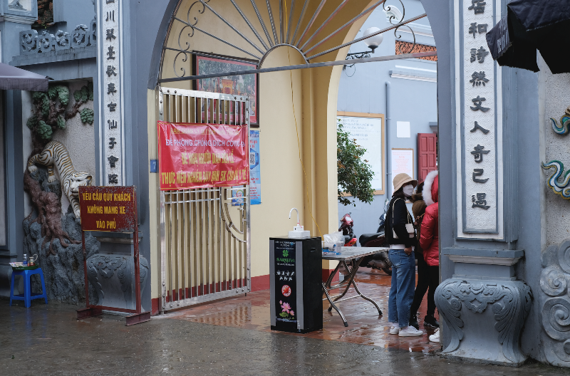 Do quy định không được mang xe vào phủ Tây Hồ, chủ sở hữu phải tự tìm chỗ gửi phương tiện bên ngoài.