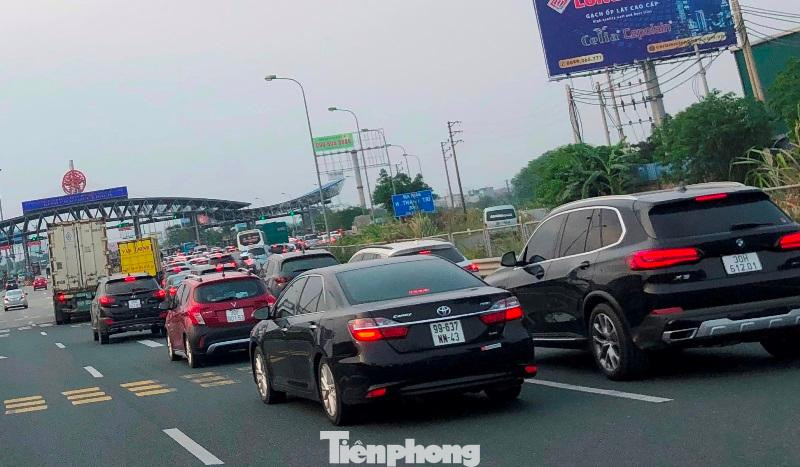 Phương tiện xếp hàng dài để chờ qua trạm thu phí.