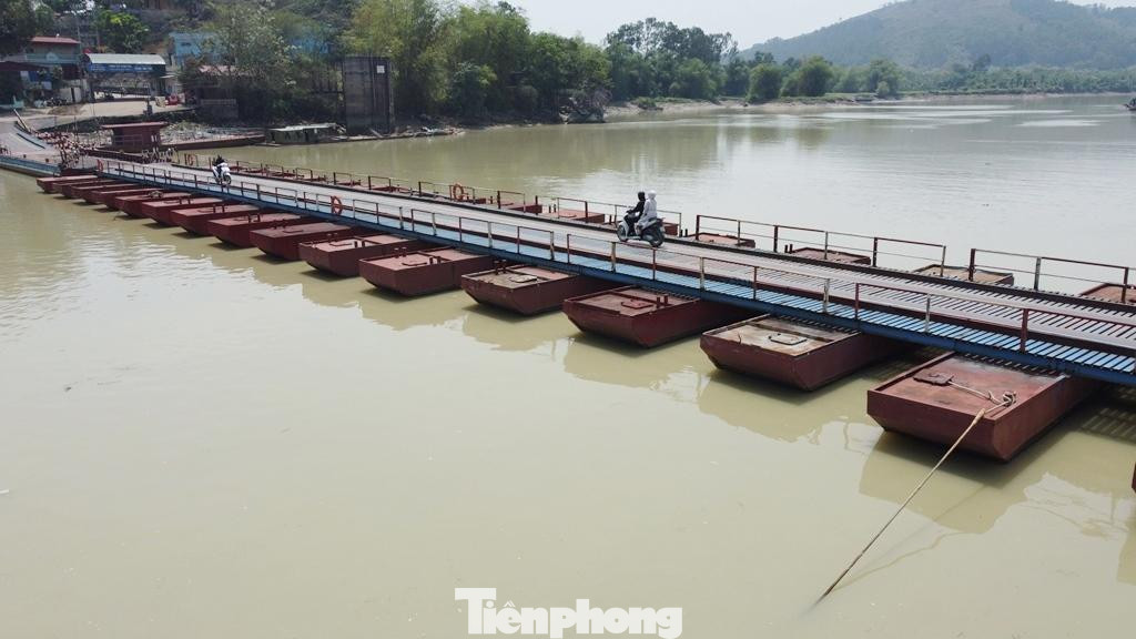 Do lắp đặt thủ công, tạm bợ, sau nhiều lần cải tạo, nâng cấp, từ cầu gỗ đến nay sau gần 50 năm tồn tại, cầu phao Vòm hiện đã được làm bằng sắt, thép. Các phao sắt nổi được giữ cố định bằng những sợi thép giằng buộc đơn sơ.