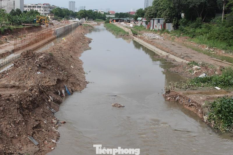 Đi dọc kênh dẫn nước từ sông Nhuệ vào hồ trạm Bơm Yên Nghĩa dài hơn 5km, PV Tiền Phong phát hiện, trạm bơm có công suất bơm thoát lũ lớn nhất Hà Nội (120m3 nước/giây - lớn hơn cả trạm Yên Sở) nhưng kênh dẫn nước đang chảy về hồ bơm với dòng chảy nhỏ.