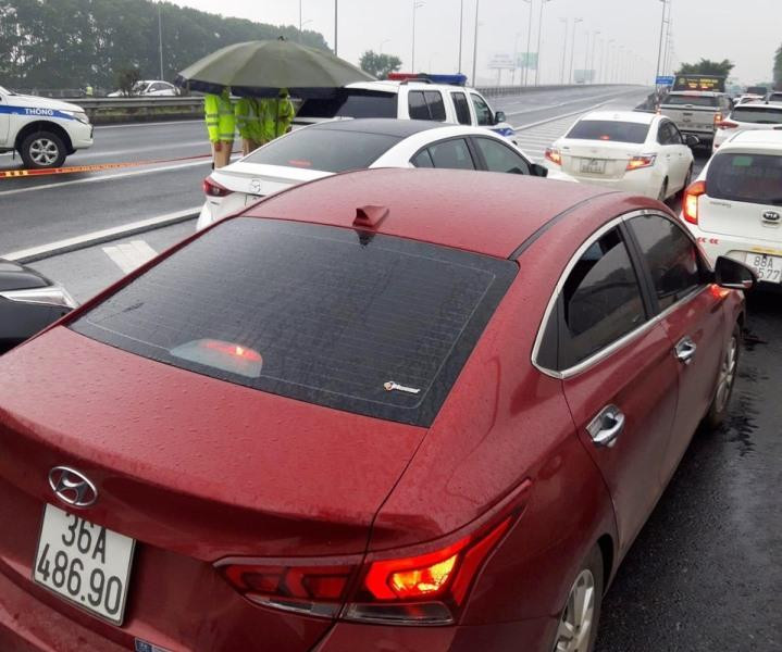 Trên tuyến cao tốc Pháp Vân - Ninh Bình, chiều về Hà Nội ùn tắc kéo dài đã xảy ra với đoạn từ trạm thu phí Liêm Tuyền đi Vực Vòng. Theo Cục CSGT, Bộ Công an, nguyên nhân ùn tắc do tai nạn xảy ra giữa 3 ô tô. Do ùn tắc kéo dài, trong khoảng thời gian từ 15h đến 15h30, Cục CSGT đã phải ngăn đường, phân luồng cho xe trên cao tốc đi vào hướng QL1A hoặc cầu Yên Lệnh (QL10, QL38). Trên tuyến cao tốc Pháp Vân - Ninh Bình, chiều về Hà Nội ùn tắc kéo dài đã xảy ra với đoạn từ trạm thu phí Liêm Tuyền đi Vực Vòng. Theo Cục CSGT, Bộ Công an, nguyên nhân ùn tắc do tai nạn xảy ra giữa 3 ô tô. Do ùn tắc kéo dài, trong khoảng thời gian từ 15h đến 15h30, Cục CSGT đã phải ngăn đường, phân luồng cho xe trên cao tốc đi vào hướng QL1A hoặc cầu Yên Lệnh (QL10, QL38).