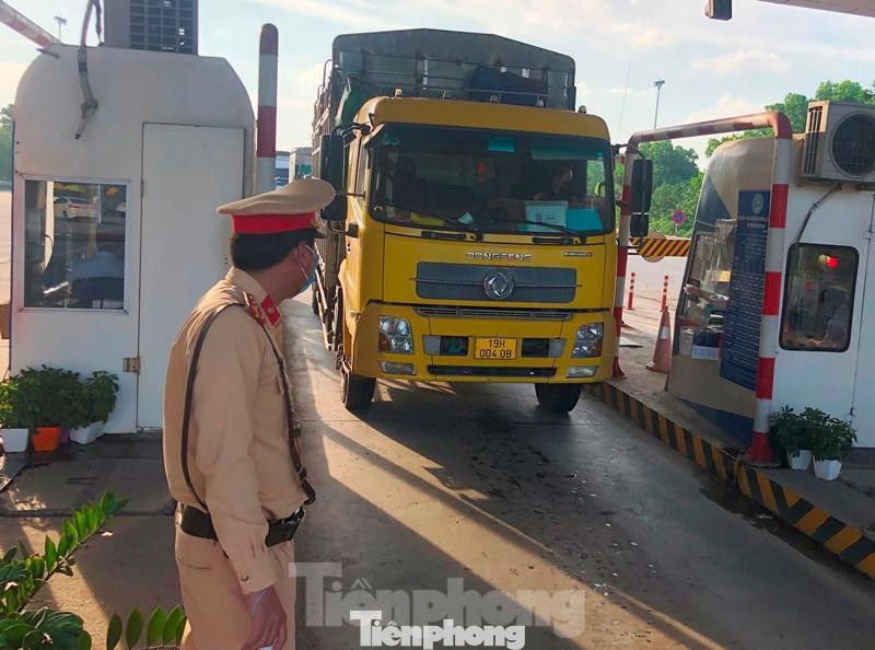 CSGT - Thanh tra giao thông được lãnh đạo Hà Nội yêu cầu triển chủ động dừng thu phí, xả trạm khi ùn tắc dịp nghỉ lễ 30/4 và 1/5 xảy ra. Cảnh ùn tắc tại trạm thu phí KM6 trên địa bàn Hà Nội trên tuyến Nội Bài - Lào Cai vừa qua. Ảnh: Anh Trọng CSGT - Thanh tra giao thông được lãnh đạo Hà Nội yêu cầu triển chủ động dừng thu phí, xả trạm khi ùn tắc dịp nghỉ lễ 30/4 và 1/5 xảy ra. Cảnh ùn tắc tại trạm thu phí KM6 trên địa bàn Hà Nội trên tuyến Nội Bài - Lào Cai vừa qua. Ảnh: Anh Trọng