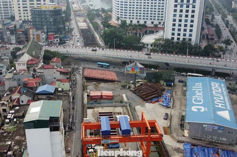 Tình trạng vắng bóng công nhân thi công ở hiện trường cũng diễn ra tại ga ngầm (hạng mục thi công ở mặt đất) Kim Mã - Nguyễn Thái Học.