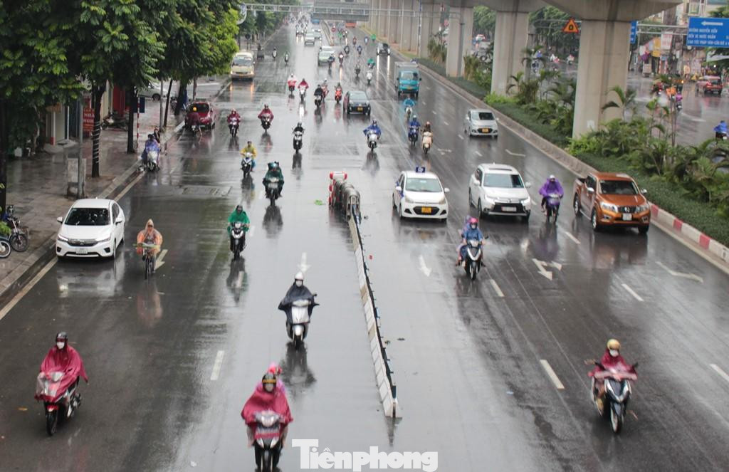 Sáng nay (7/8) là Chủ nhật và trời mưa, lưu lượng xe lưu thông ít, mặc dù không có lực lượng Thanh tra giao thông đứng làm nhiệm vụ, nhiều phương tiện đã chấp hành.