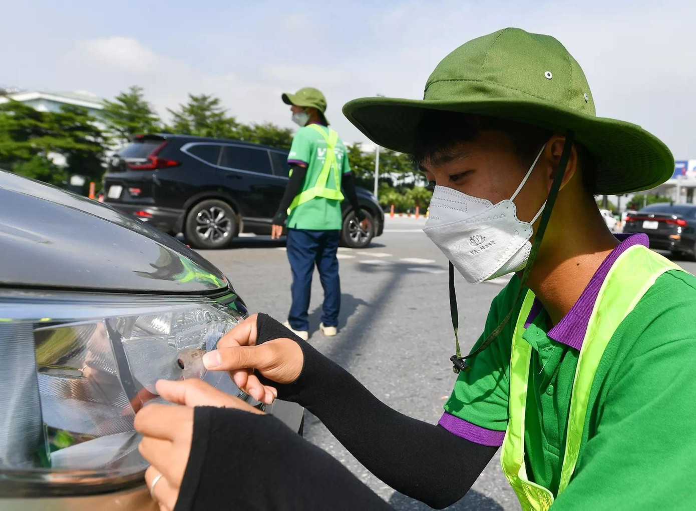 Xe xếp hàng để nhân viên nhà cung cấp dán thẻ ETC trên cao tốc Nội Bài - Lào Cai chiều 31/7. Xe xếp hàng để nhân viên nhà cung cấp dán thẻ ETC trên cao tốc Nội Bài - Lào Cai chiều 31/7.