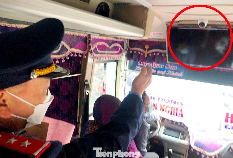 Tiếp đến Thanh tra giao thông lên từng xe để kiểm đơn vị chủ quản đã lắp camera giám sát toàn bộ không gian trên xe, vị trí lắp đặt và hướng thu hình ảnh có đúng quy định. Tiếp đến Thanh tra giao thông lên từng xe để kiểm đơn vị chủ quản đã lắp camera giám sát toàn bộ không gian trên xe, vị trí lắp đặt và hướng thu hình ảnh có đúng quy định.
