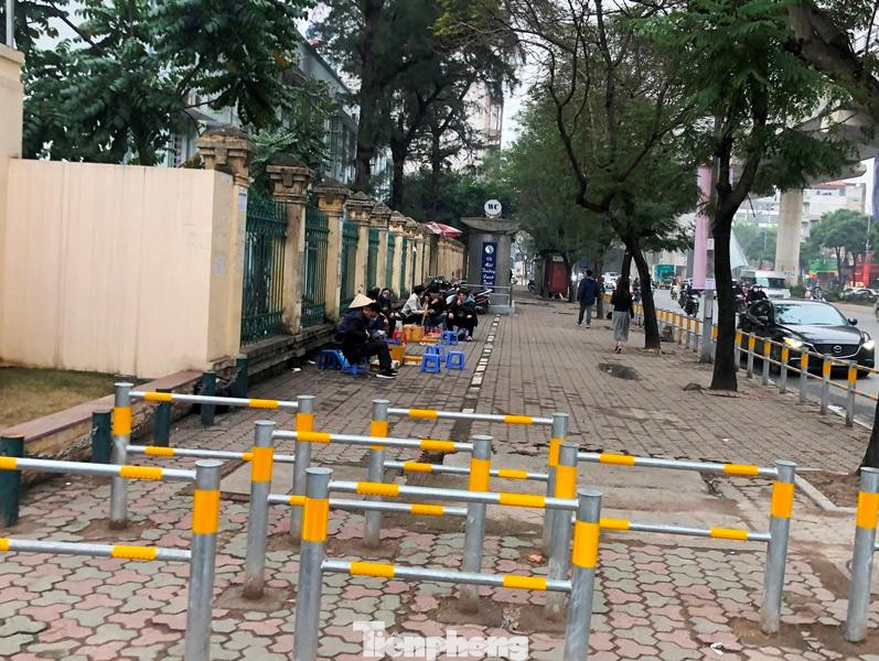 Vỉa hè đường Hồ Tùng Mậu đoạn qua Đại học Thương Mại, Sân khấu Điện ảnh từ hôm có bờ rào sắt quây kín nên nhiều quán vỉa hè lại có "không gian" để hoạt động.