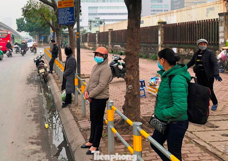 Do lối kết nối với xe buýt từ vỉa hè bị bịt, những ngày qua hành khách chờ xe buýt trên đường Vành đai 3 và bến xe Mỹ Đình đang phải đứng thành hàng ngang ở mép vỉa hè rất bất tiện, phản cảm như thế này.