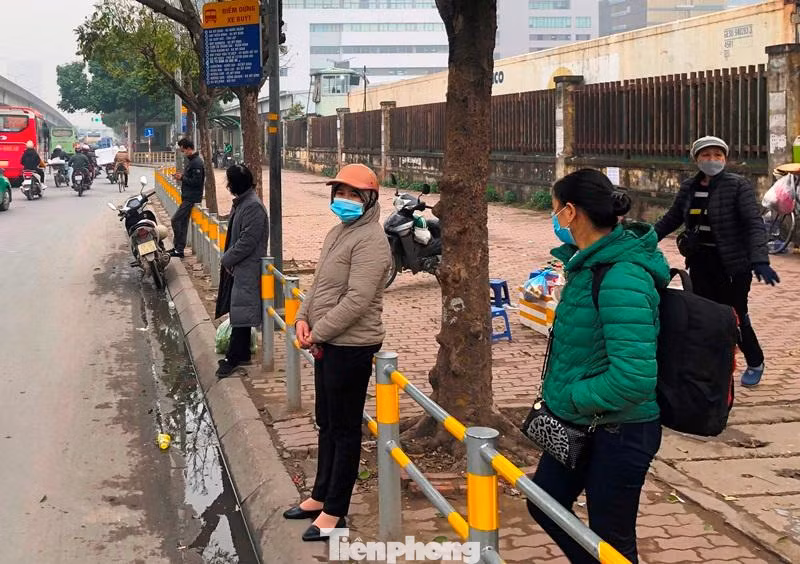 Do lối kết nối với xe buýt từ vỉa hè bị bịt, những ngày qua hành khách chờ xe buýt trên đường Vành đai 3 và bến xe Mỹ Đình đang phải đứng thành hàng ngang ở mép vỉa hè rất bất tiện, phản cảm như thế này.