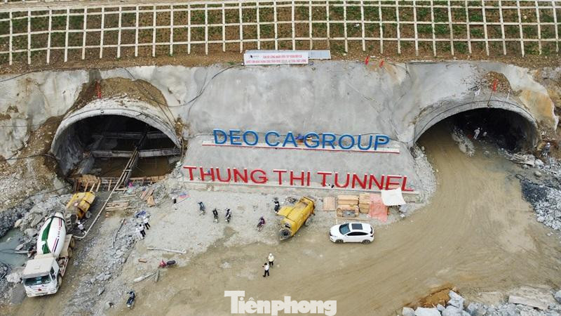 Với chiều dài hầm 680 mét, cả 2 ống chạy song song (cách nhau 50 mét), hầm Thung Thi là hầm dài nhất dự án cao tốc thành phần đoạn này và cũng là một trong những hầm dài nhất dự án cao tốc Bắc - Nam sau khi thông xe. Với chiều dài hầm 680 mét, cả 2 ống chạy song song (cách nhau 50 mét), hầm Thung Thi là hầm dài nhất dự án cao tốc thành phần đoạn này và cũng là một trong những hầm dài nhất dự án cao tốc Bắc - Nam sau khi thông xe.