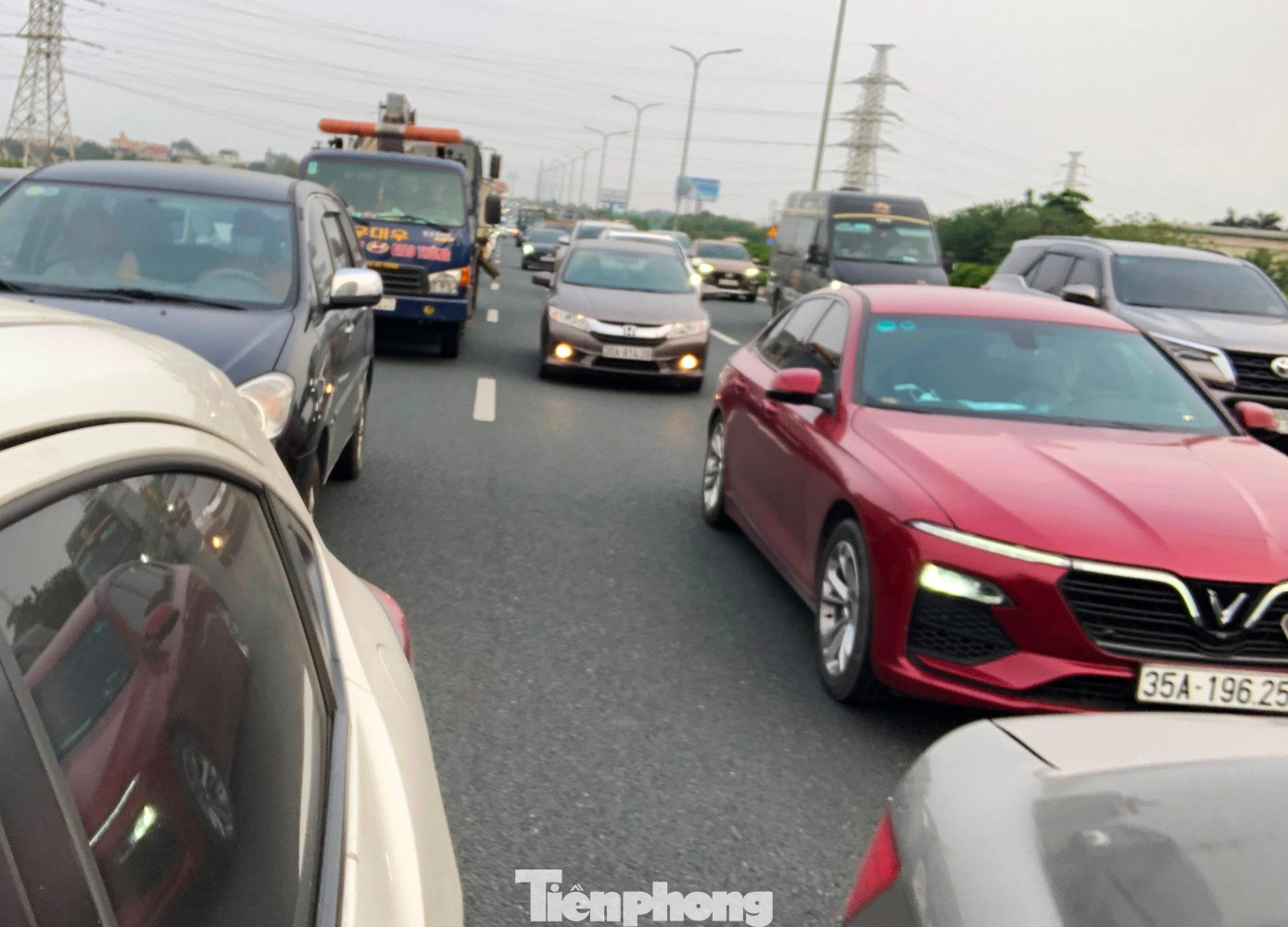 Ngoài trạm thu phí, chiều 10/4, ùn tắc trên cao tốc Pháp Vân - Ninh Bình diễn ra với đoạn từ đường dẫn lên đường Vành đai 3 trên cao đến cầu Vạn Điểm (khoảng 4 km).