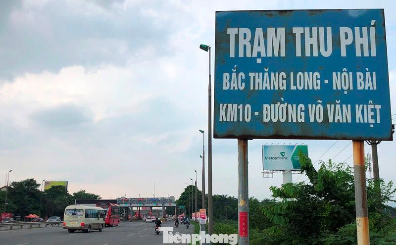 Trạm thu phí Bắc Thăng Long - Nội Bài đặt trên đường Võ Văn Kiệt đang thu phí phương tiện ô tô lưu thông trên địa bàn Hà Nội 13 năm nay. Mức phí mà chủ phương tiện phải trả cho mỗi lần qua trạm là từ 10.000 đồng (từ năm 2022 là 9.000 đồng) đến 80.000 đồng/lượt tùy từng loại xe.
