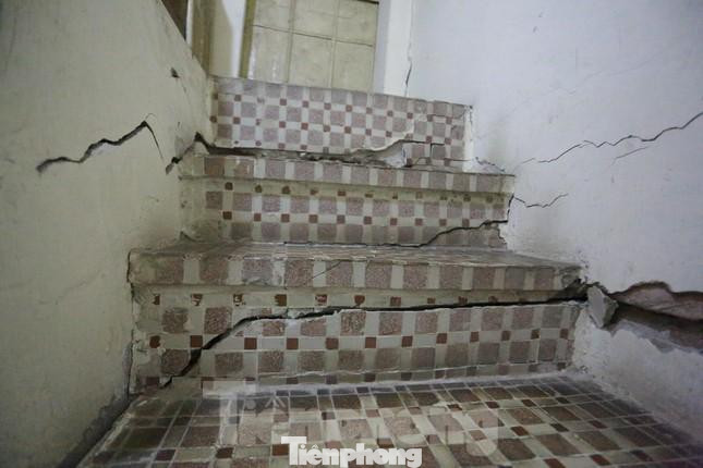 Cầu thang lên xuống các tầng nhà trong căn hộ ông Đa nhiều vết nứt to cắt ngang Cầu thang lên xuống các tầng nhà trong căn hộ ông Đa nhiều vết nứt to cắt ngang