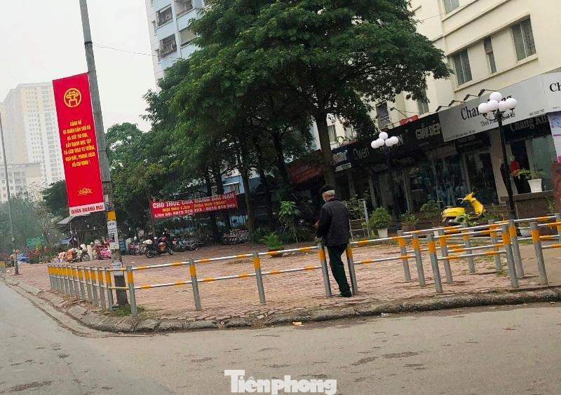 Tại phố Nghiêm Xuân Yêm - vỉa hè đoạn từ tòa nhà CT1 khu đô thị Bắc Linh Đàm đến hết cầu Dậu cũng bị hàng rào bịt lại, người đi bộ phải len lỏi chui rào mới sử dụng được vỉa hè.