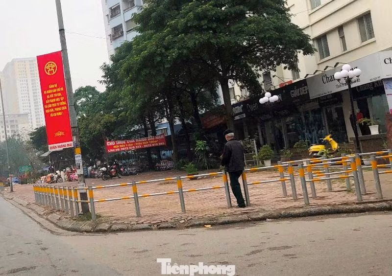 Tại phố Nghiêm Xuân Yêm - vỉa hè đoạn từ tòa nhà CT1 khu đô thị Bắc Linh Đàm đến hết cầu Dậu cũng bị hàng rào bịt lại, người đi bộ phải len lỏi chui rào mới sử dụng được vỉa hè.