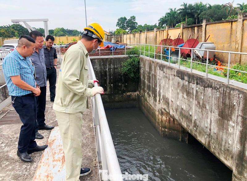 Trạm bơm Cổ Nhuế có nhiệm vụ thu nước mưa cho một phần quận Tây Hồ, Cầu Giấy, quận Bắc Từ Liêm để bơm ra sông. Hệ thống thu gom nước mưa khi đến trạm bơm là chảy vào hệ thống bể ngầm, sau đó được bơm đi.