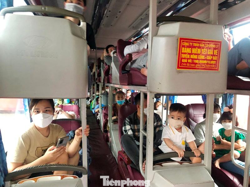 Thay vì chờ lâu, xe cứ đến bến là khách lên chật cả xe. Từ trưa nay, tất cả các lượt xe xuất bến tại các bến xe đều đông đúc khách.