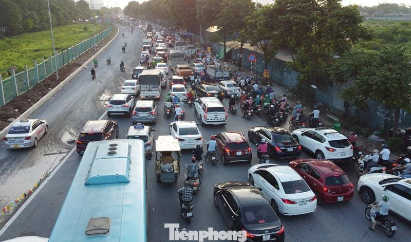Cùng với đó, do lòng đường gom đoạn từ Phú Đô đến nút giao Lê Trọng Tấn và ngược lại đang bị công trường dự án thu hẹp nhiều đoạn khoảng một nửa, vào giờ cao điểm sáng - chiều thường xuyên xảy ra tình trạng ùn tắc giao thông nghiêm trọng.