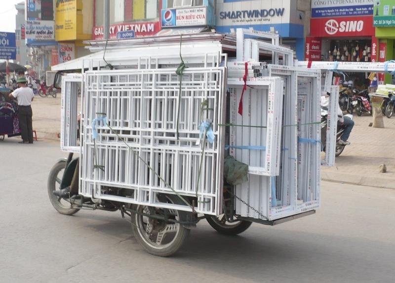 Có trường hợp hàng chở theo là các tấm sắt nặng, nhưng được chất cao hơn cả đầu người ngồi điều khiển, khi di chuyển không thể quan sát được cả hai bên lái.