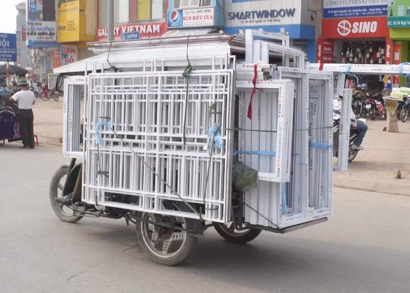 Có trường hợp hàng chở theo là các tấm sắt nặng, nhưng được chất cao hơn cả đầu người ngồi điều khiển, khi di chuyển không thể quan sát được cả hai bên lái.