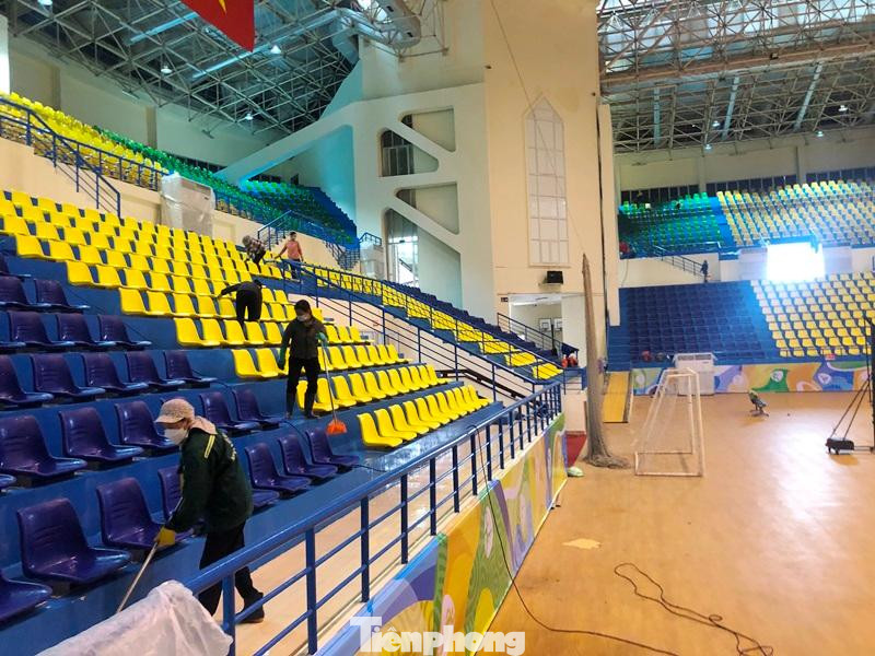 Bên trong nhà thi đấu chính, các hàng ghế trên khán đài được vệ sinh, thay mới những hạng mục hư hỏng. Bên trong nhà thi đấu chính, các hàng ghế trên khán đài được vệ sinh, thay mới những hạng mục hư hỏng.