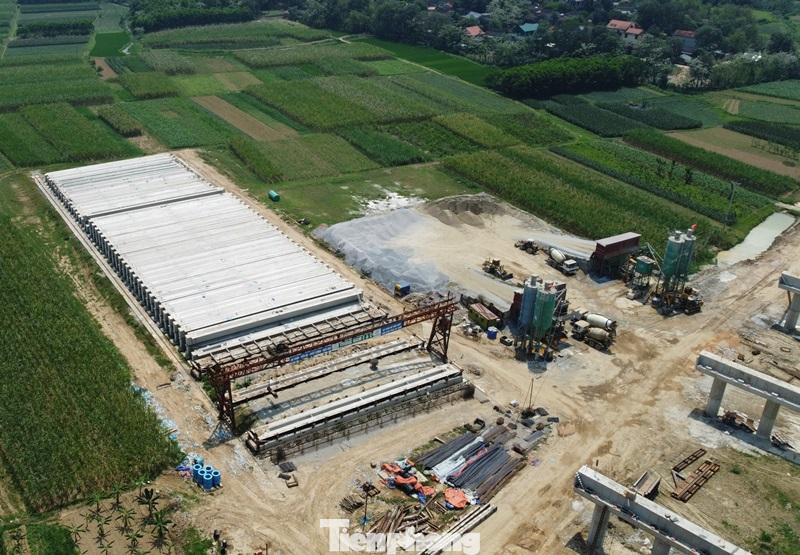 Bãi đúc dầm cầu nằm trên một cánh đồng bên cạnh dự án Bãi đúc dầm cầu nằm trên một cánh đồng bên cạnh dự án