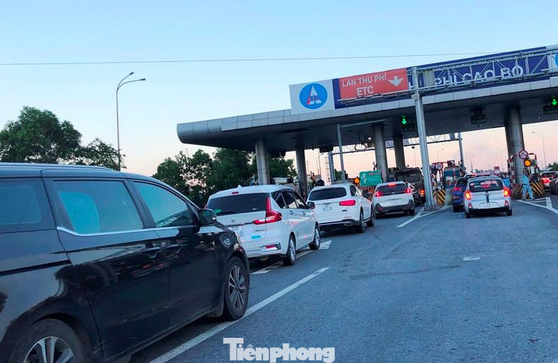 Đại diện Cục CSGT làm nhiệm vụ đảm bảo giao thông trên tuyến cao tốc Pháp Vân – Ninh Bình cho biết, do đang là tuyến đường có lưu lượng xe đông nhất miền Bắc, nên vào dịp cuối tuần hay lễ Tết lượng xe lưu thông đông, việc trạm thu phí Pháp Vân – Ninh Bình chỉ bố trí 1 làn ETC đã không phù hợp lượng xe qua trạm, gây ùn tắc. Nhiều chủ phương tiện bức xúc vì đi qua làn thu phí không dừng nhưng luôn phải dừng, thậm chí xếp hàng để đi qua.