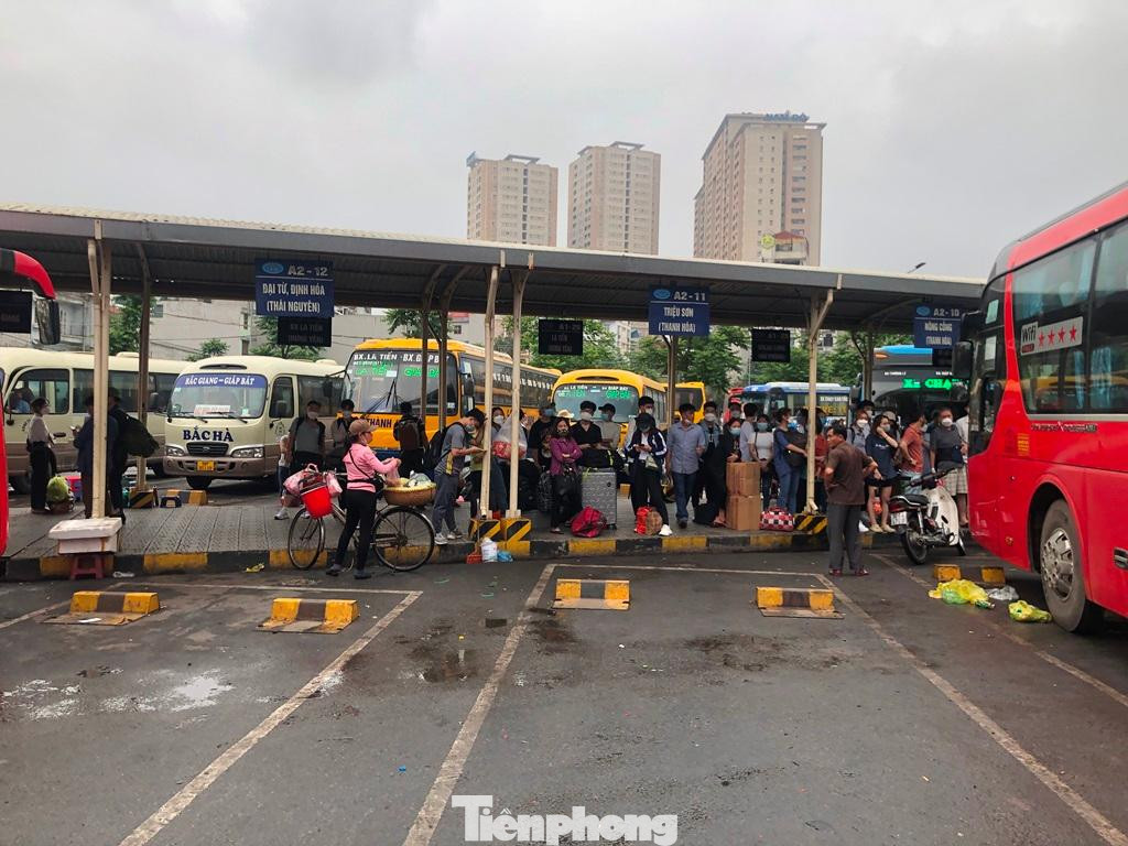 Tình trạng "cung" không đáp ứng "cầu" (có khách nhưng không có xe) cũng xảy ra trên một số tuyến xe khách khác tại bến Giáp Bát chiều 29/4.