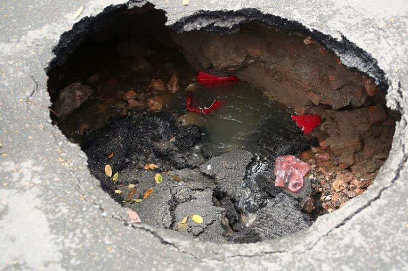 Bên trong "hố tử thần" ở độ sâu hơn 1 mét có rất nhiều nước phun ra.