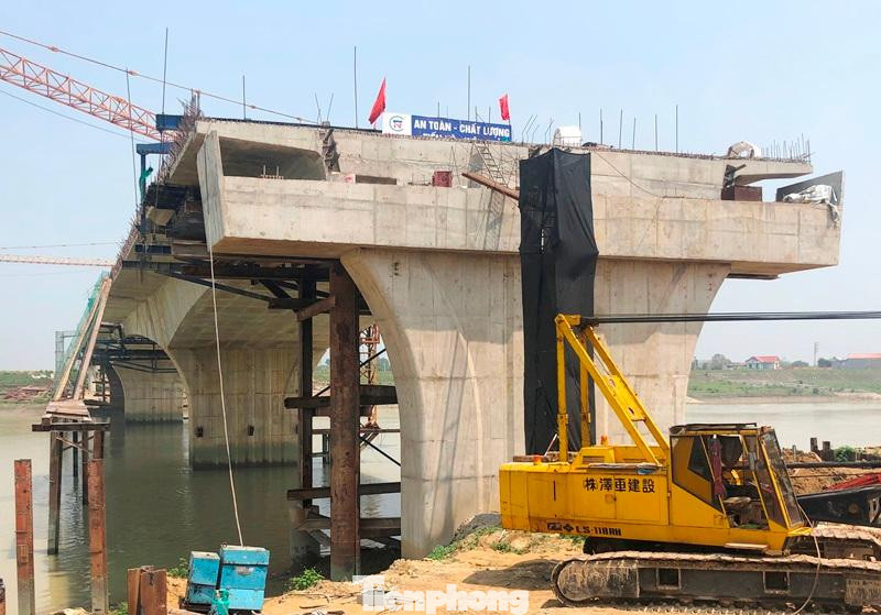 Trao đổi với PV Tiền Phong tại hiện trường dự án, ông Lê Cao Cường, đại diện nhà thầu Trung Nam E&C cho biết, cầu Đọ được thi công theo 2 công nghệ gác dầm và đúc hẫng. “Công nghệ này giúp cho cầu thi công trong địa hình khó khăn về đi lại như khu vực núi Đọ, cùng với đó lại tiết kiệm được thời gian khi nhà thầu vừa thi công đổ trụ vừa đúc dầm cầu ngay tại dự án”, ông Cường nói. Trao đổi với PV Tiền Phong tại hiện trường dự án, ông Lê Cao Cường, đại diện nhà thầu Trung Nam E&C cho biết, cầu Đọ được thi công theo 2 công nghệ gác dầm và đúc hẫng. “Công nghệ này giúp cho cầu thi công trong địa hình khó khăn về đi lại như khu vực núi Đọ, cùng với đó lại tiết kiệm được thời gian khi nhà thầu vừa thi công đổ trụ vừa đúc dầm cầu ngay tại dự án”, ông Cường nói.