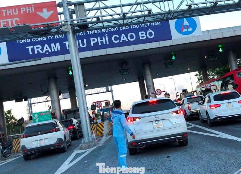 Được biết, đơn vị quản lý, đang thu phí tiền mặt tại trạm Cao Bồ là Tổng Cty Đầu tư phát triển đường cao tốc Việt Nam - VEC. Cứ vào cuối tuần, lễ Tết là làn thu phí ETC tại đây lại xảy ra ùn tắc, sự việc xảy ra như vậy nhiều năm nay.