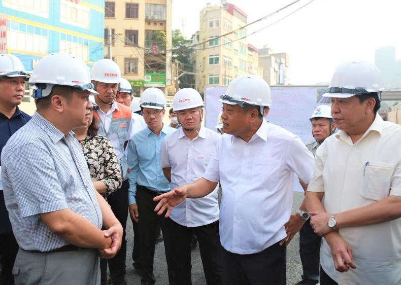 Lãnh đạo thành phố Hà Nội tại công trường dự án hầm Lê Văn Lương. Lãnh đạo thành phố Hà Nội tại công trường dự án hầm Lê Văn Lương.