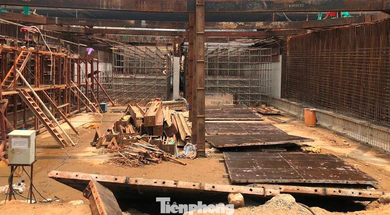 Bên trong một đốt hầm phía đường Tố Hữu đã đục, mở rộng xong. Hiện các đơn vị thi công đang dỡ giằng, đà giáo để hoàn thiện các công việc cuối cùng.