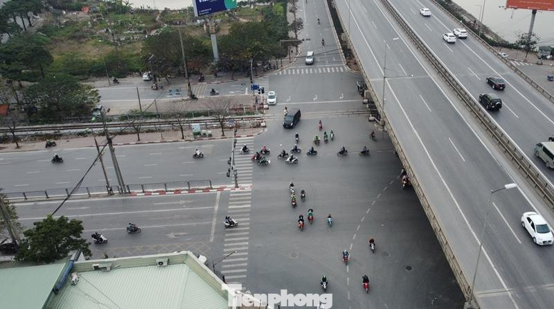 Là nút giao thông có mật độ giao thông vào hàng lớn nhất Hà Nội, nhưng trong gần một tuần trở lại đây, giờ cao điểm sáng, nút giao thông Ngọc Hồi - Hoàng Liệt - Pháp Vân chỉ lác đác xe qua lại. Ảnh chụp sáng 4/3/2022. Là nút giao thông có mật độ giao thông vào hàng lớn nhất Hà Nội, nhưng trong gần một tuần trở lại đây, giờ cao điểm sáng, nút giao thông Ngọc Hồi - Hoàng Liệt - Pháp Vân chỉ lác đác xe qua lại. Ảnh chụp sáng 4/3/2022.
