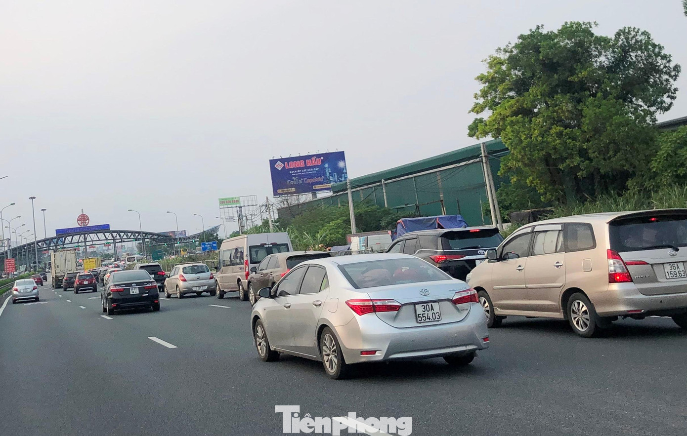 Trước đó, vào khoảng 15h, trên tuyến đường này, tại trạm thu phí khu vực Thường Tín (Hà Nội) đã xảy ra ùn tắc.