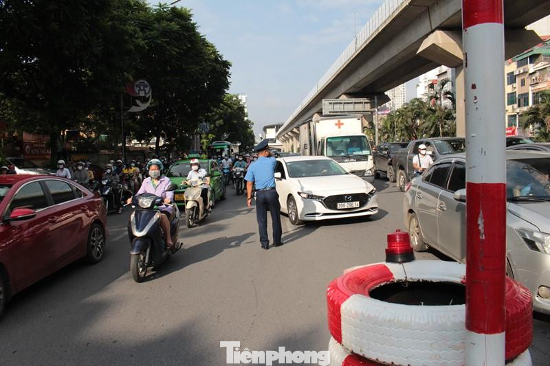 Nhiều xe rẽ phải vẫn muốn rẽ sớm, Thanh tra giao thông đến yêu cầu đi đúng làn, rẽ phải đúng điểm quy định.