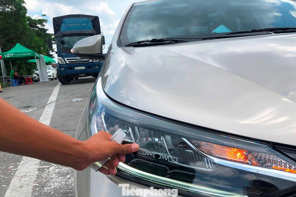 Trong ngày 1/8 đã có hơn 1.000 xe dán thẻ ETC tại trạm BOT Pháp Vân - Cầu Giẽ