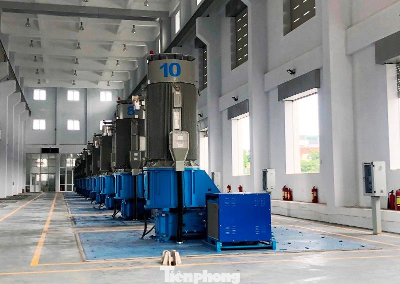 10 tổ máy của trạm bơm với công suất 120m3/s có thể thu phần lớn nước ngập đang dâng cao tại sông Nhuệ ra sông Đáy nhưng hiện nay các tổ máy đang nằm bất động.