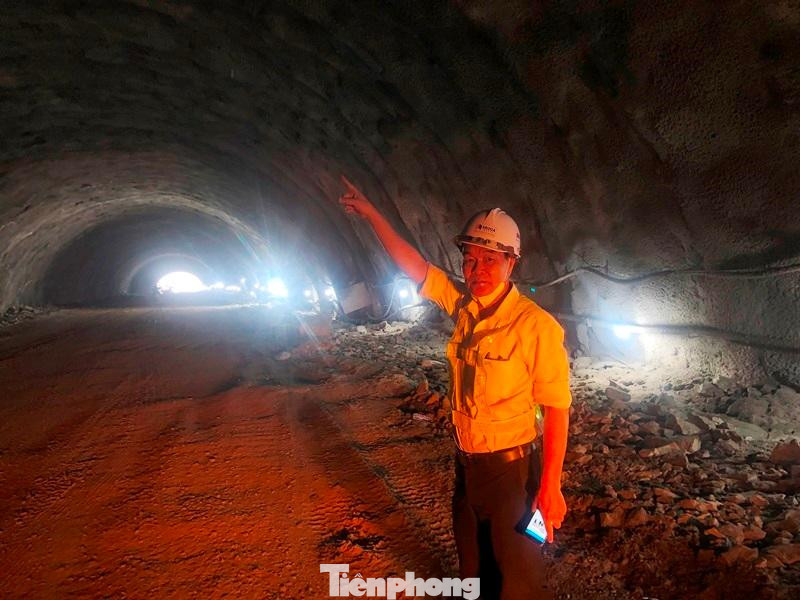 Đưa PV Tiền Phong đi xuyên hầm và khảo sát, ghi nhận công tác thi công ở trong lòng hầm, ông Vũ Sỹ Chiến (ảnh), Phó Giám đốc Ban Điều hành thi công, Tập đoàn Đèo cả cho biết, để mở rộng mặt cắt ngang theo thiết kế, sau khi đục thông được đường ống hầm đầu tiên, đơn vị thi công tiếp tục khoan, cắt, đào hạ để mở rộng lòng hầm. Đưa PV Tiền Phong đi xuyên hầm và khảo sát, ghi nhận công tác thi công ở trong lòng hầm, ông Vũ Sỹ Chiến (ảnh), Phó Giám đốc Ban Điều hành thi công, Tập đoàn Đèo cả cho biết, để mở rộng mặt cắt ngang theo thiết kế, sau khi đục thông được đường ống hầm đầu tiên, đơn vị thi công tiếp tục khoan, cắt, đào hạ để mở rộng lòng hầm.