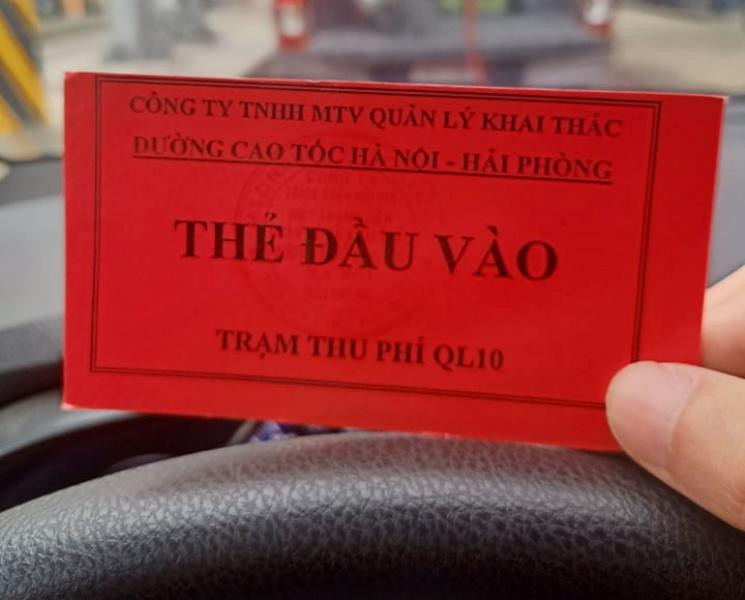 Chủ xe được phát thẻ thanh toán tiền mặt tại trạm thu phí đầu vào để về hướng Hà Nội. Ảnh Luân Dũng.