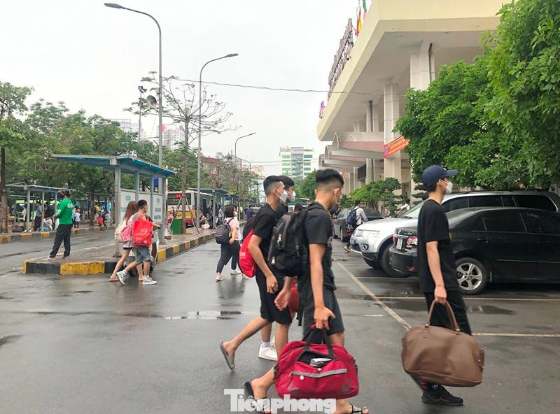 Lượng khách đổ ra các bến xe Hà Nội hôm nay được thống kê tăng gấp đôi so với ngày thường.