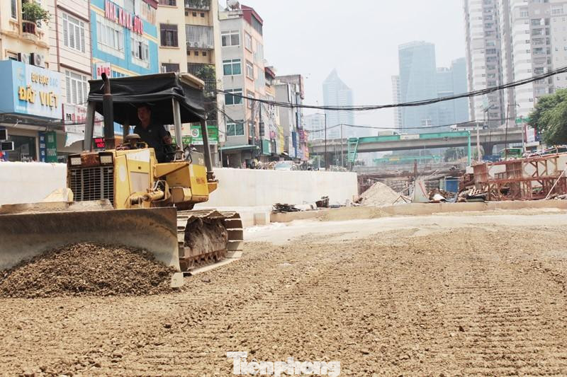 Công việc thi công hầm đang được các nhà thầu thi công liên tục 3 ca (ngày, đêm).